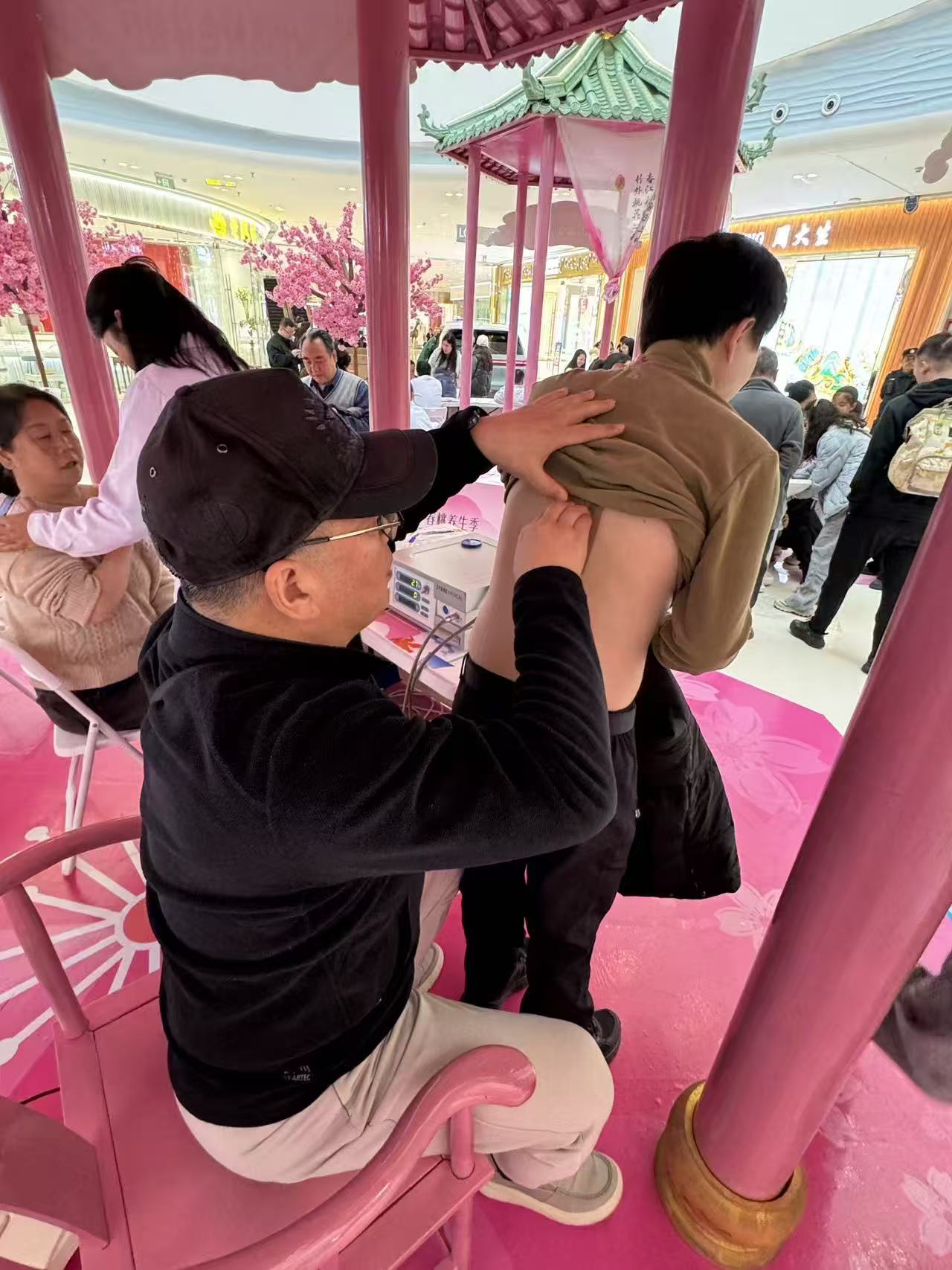 ���������첿����Ա�μ�Ժ��֯�����ù㳡����